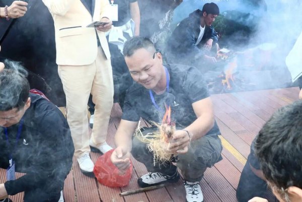 盈通策略 女生参加荒野挑战赛半个月判若两人，挑战者每人仅有一把柴刀